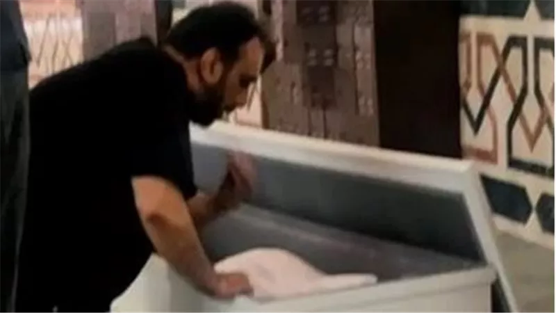 نظرة الوداع.. انهيار حسام حسني في جنازة صديقه علاء عبد الخالق