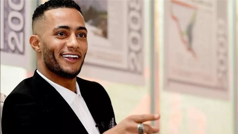 بالروب الستان وفتيات..ملابس موديل كليب محمد رمضان تثير غضب السوشيال ميديا | شاهد 