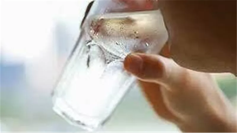 طبيب يحذر من عادة خطيرة بشأن المشروبات خلال الطقس الحار