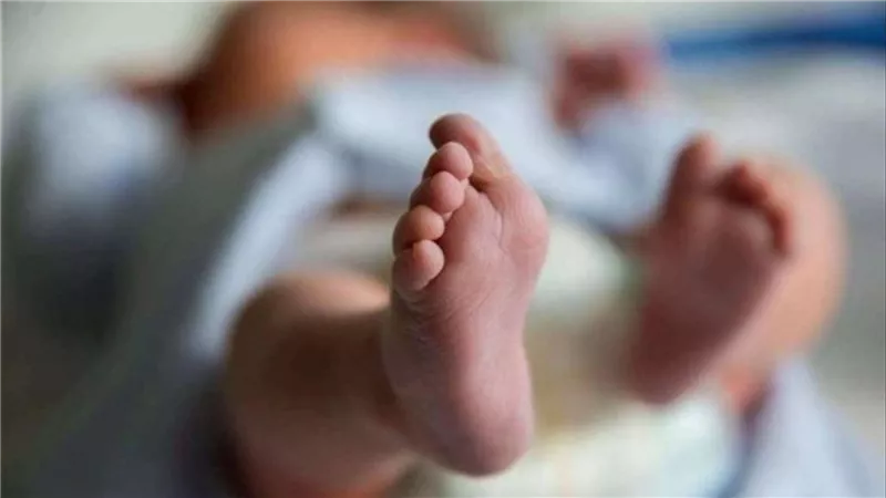 شايلاه والدم سايل منه..مأساة رضيع ضحية تعذيب عشيقة الأب في البساتين