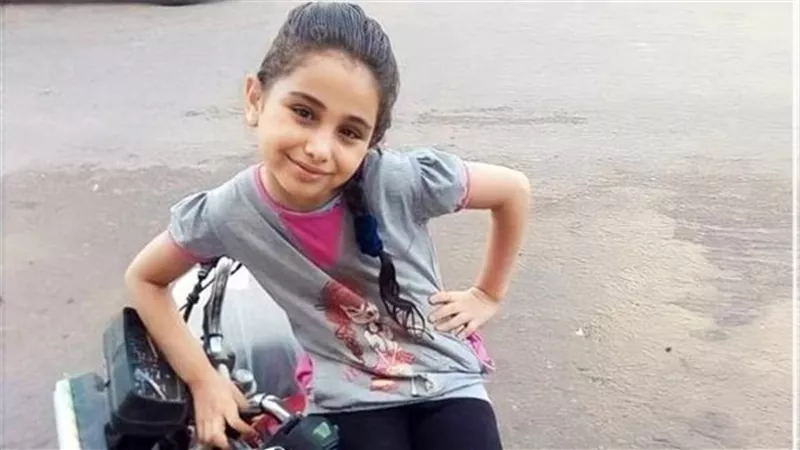 جريمة هزت مصر.. الطفلة قمر جابت العيش لمرات الأب وخرجت من شقتها أشلاء