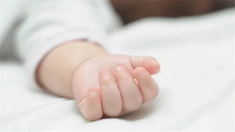دمه اتصفى على كتفها.. كيف عذبت العشيقة رضيع البساتين حتى الموت؟