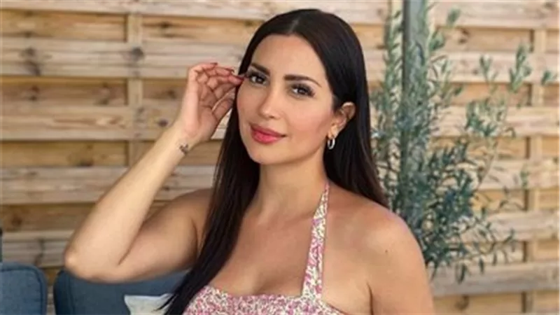 بالشورت.. إطلالة مثيرة للفنانة نسرين طافش بعد الطلاق | شاهد