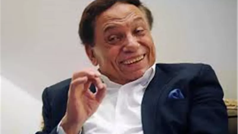 فنان معتزل يكشف سرا عن عادل إمام من أمام الكعبة