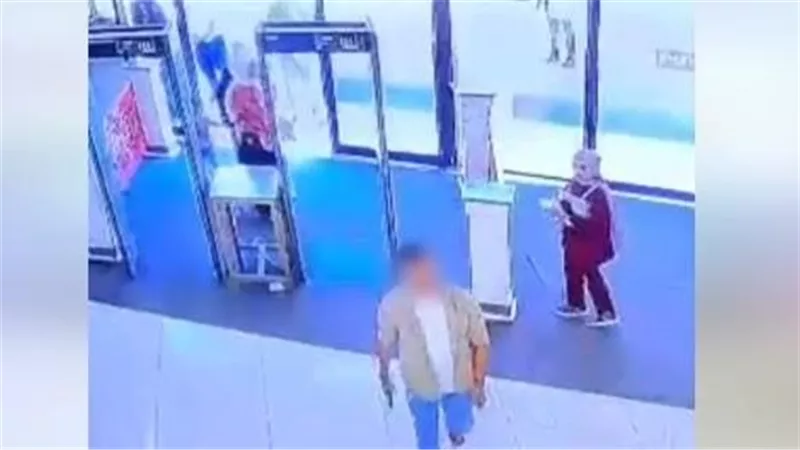 ضربها بالنار جوه المول.. شاب ينتقم من حبيبته السابقة بوحشية | فيديو
