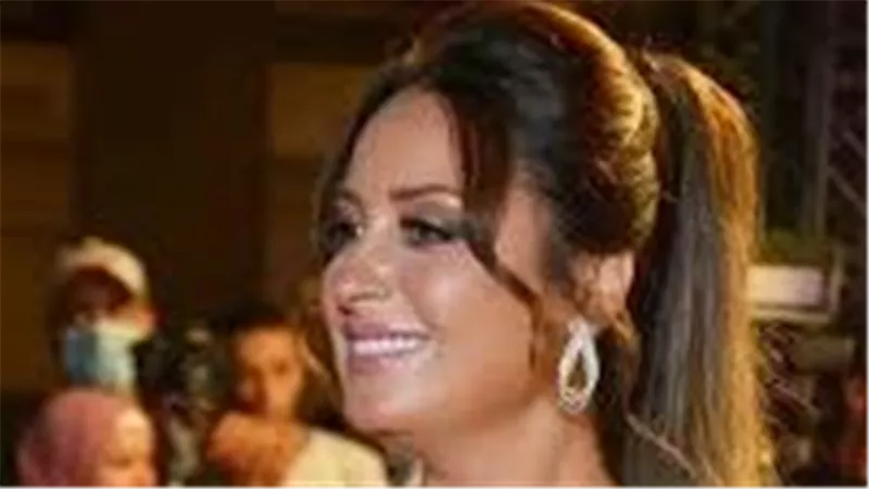 يبرز جمال قوامها.. نيرمين الفقي تشعل السوشيال ميديا بفستان بسعر خرافي | شاهد