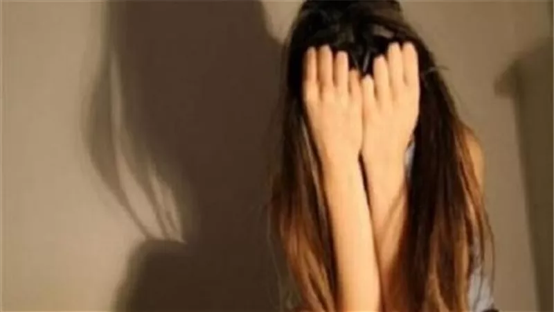جسمك حلو وعاجبني.. رسائل مثيرة للمتهم بتهديد فتاة ونشر صورها عارية
