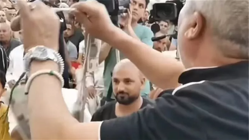 لا يليق بالقرآن.. تفاصيل واقعة إلقاء النُقطة على قارئ شهير | شاهد 