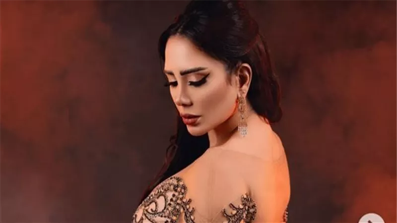 نجت بأعجوبة.. راقصة شهيرة تتعرض لحادث سيارة مروع