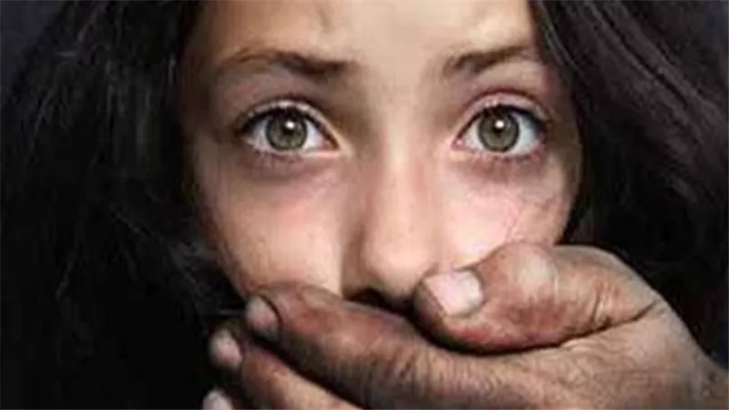 كنت بكلم صحبتي في التليفون.. تفاصيل مثيرة في الحكم بالحبس لعاطل تحرَّش بفتاة مصر الجديدة