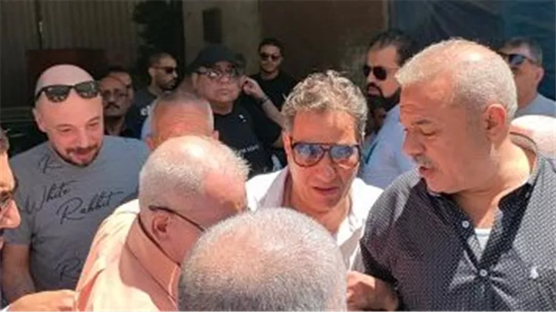  ذبح خروف لحظة خروج الجثمان..انهيار الفنان أحمد شيبه في جنازة والدته بالإسكندرية 
