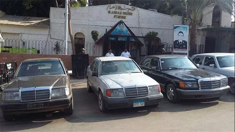 فنان شهير تدخل للصلح.. كواليس مثيرة في اعتداء صاحب كافيه على عمال شركة الكهرباء بالهرم