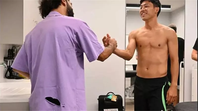 أثار الجدل.. لن تتخيل سعر تي شيرت محمد صلاح الممزق | شاهد