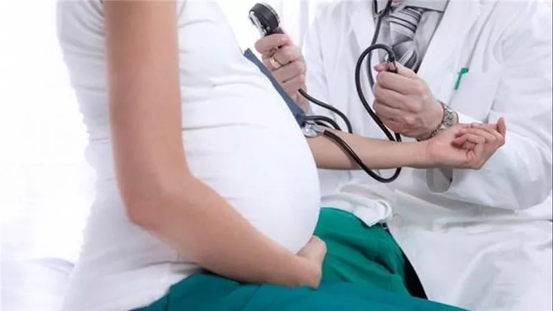 أجرى عمليات ولادة بـ2000 جنيه.. تفاصيل صادمة في واقعة طبيب النساء المزيف