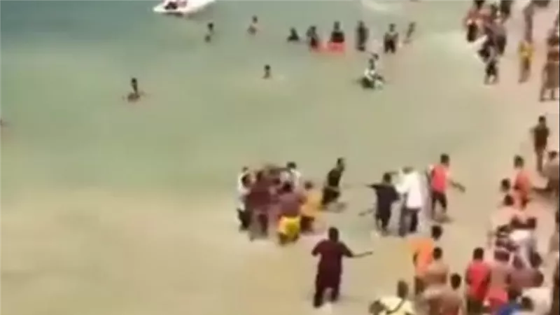 خناقة بالشوم داخل البحر.. تطور جديد في معركة شاطئ فريسكا بالإسكندرية 