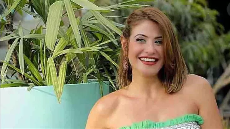 ملابس البحر.. إطلالة مثيرة جديدة للفنانة هيدي كرم على الشاطئ | شاهد