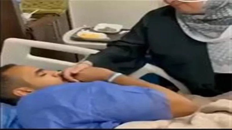 تحت تأثير البنج.. شاب من سلطنة عمان يفاجئ الجميع بحديثه عن أمه فماذا قال؟ | فيديو