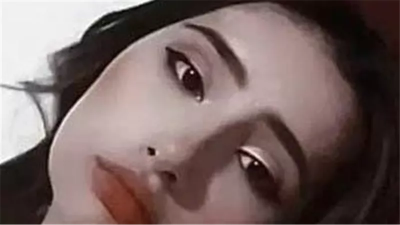 أخرجت رأسها من النافذة.. حادث مأساوي لطفلة داخل حافلة مدرسية | شاهد