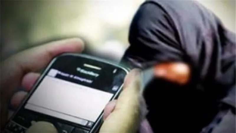 طلب مني شيء فظيع.. شهادة فاضحة في تهديد فتاة بنشر صورها العارية على السوشيال