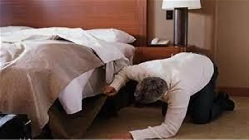 عشيقها عاري تحت السرير.. تفاصيل مثيرة في ضبط زوج لزوجته في غرفة النوم بالقاهرة