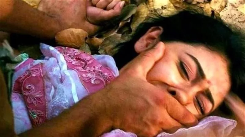 أهدر شرفه بإيده.. سلم جسد زوجته لصديقه ففضلت الموت على الفضيحة