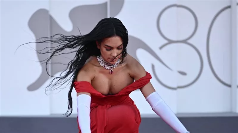 سعر خرافي.. جورجينا تثير الجدل فى فينيسيا السينمائى بارتداء عقد ماسى | شاهد