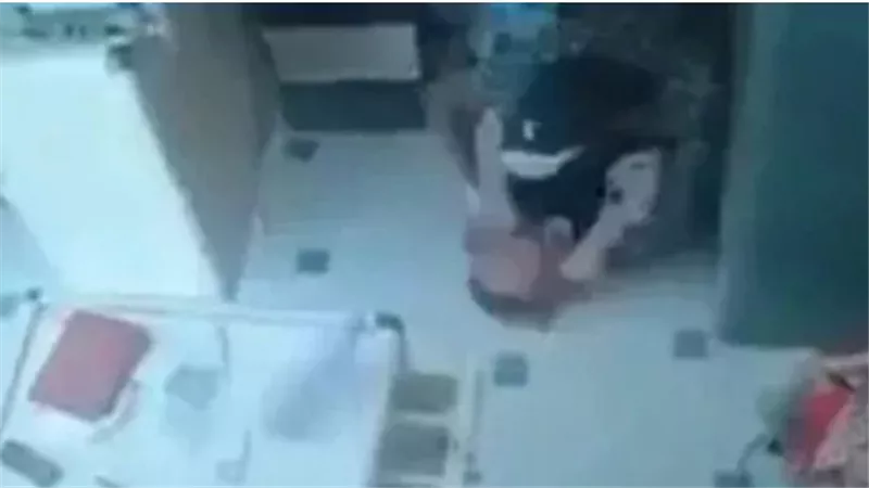 فلاشة وكاميرات خفية.. بلاغ جديد يكشف مفاجأة في اتهام صيدلي مدينة نصر بالتحرش بالفتيات والصغار