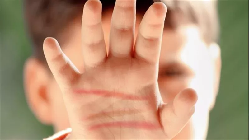 ضربته بالخرطوم عشان شقي.. أب يعذب طفله حتى الموت بحلوان