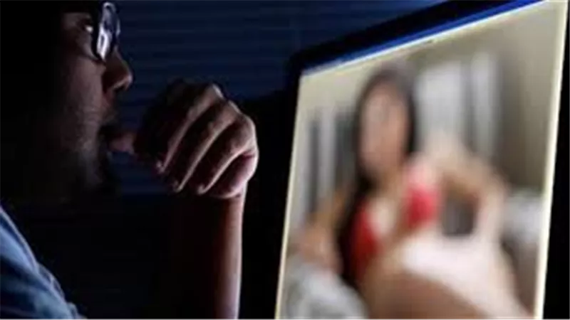 صور فاضحة.. تفاصيل مثيرة في الحكم على 3 أشخاص ابتزوا طبيب وزميلته بأسيوط