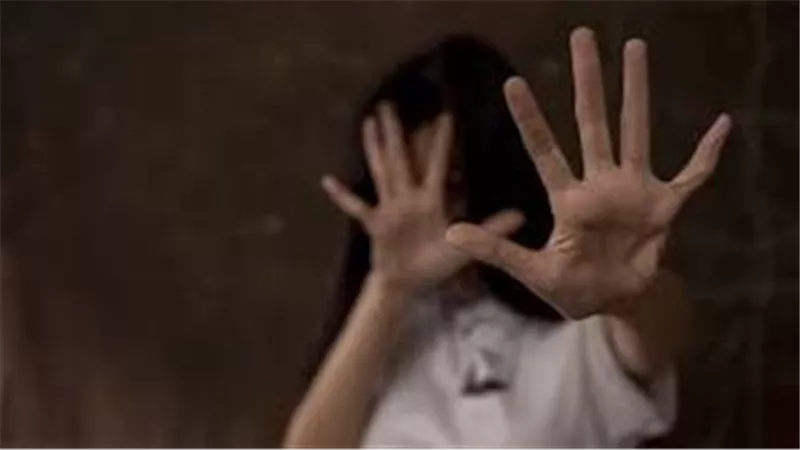 عايزين يكسبوا فلوس.. أقوال مثيرة لفتاة عرضها والدها للبيع على فيسبوك
