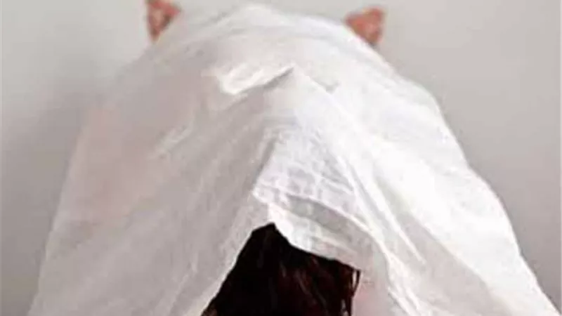 عثر عليها بعدما فارقت الحياة.. الابن يكتشف كارثة عند زيارته لوالدته