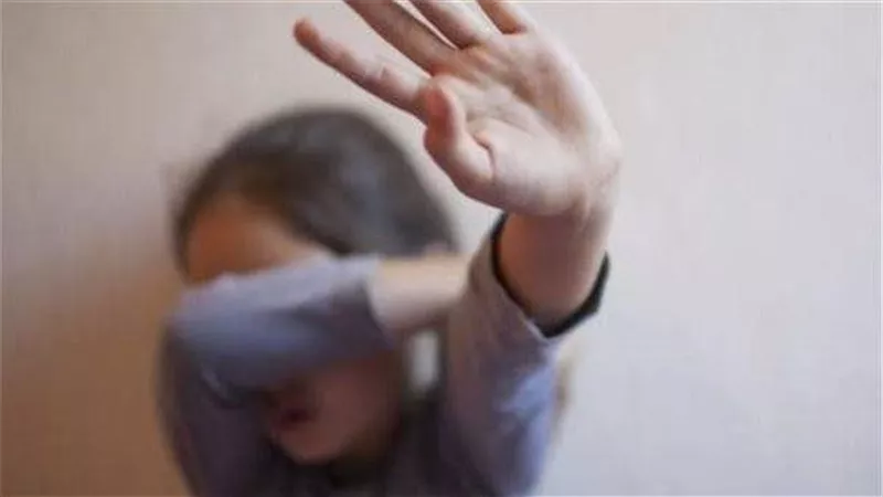 خدمة في البيت وحرق بالنار.. تفاصيل صادمة في تعذيب طفلتين على يد والدهما وزوجته بقنا