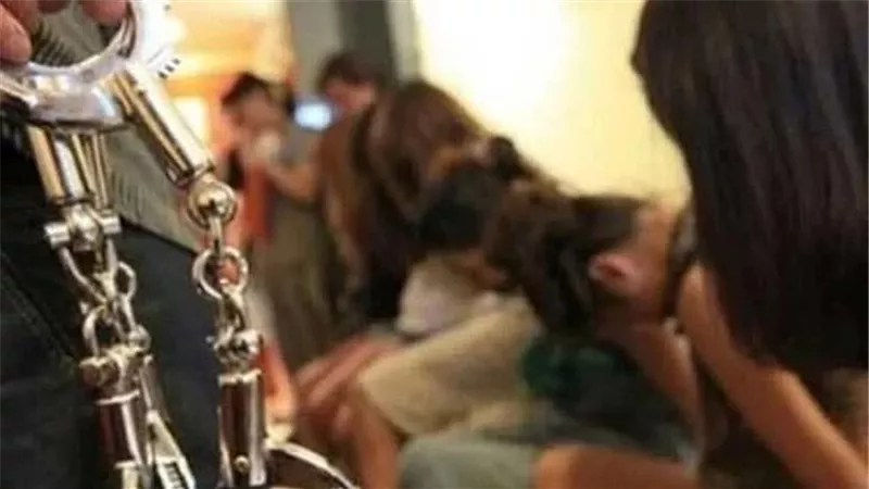 قواد أون لاين.. حرض سيدات على ممارسة الرذيلة ويعترف: طريق الحرام سهل
