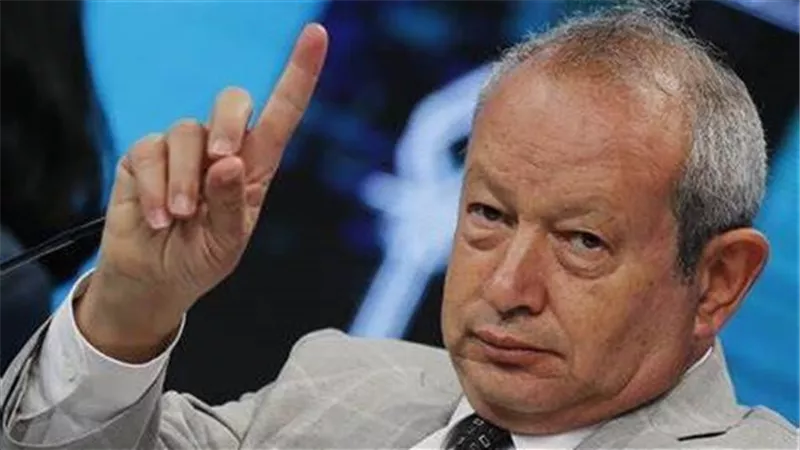 لو بتخاف ربنا مش هتشرب خمر.. كيف رد نجيب ساويرس على أحد متابعيه بآية من القرآن؟