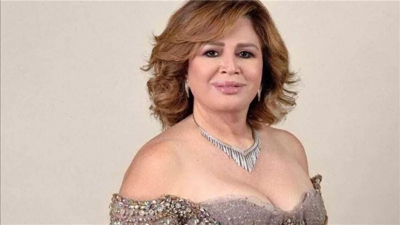 على البحر.. إلهام شاهين تثير الجدل بإطلالتها في الغردقة | شاهد 
