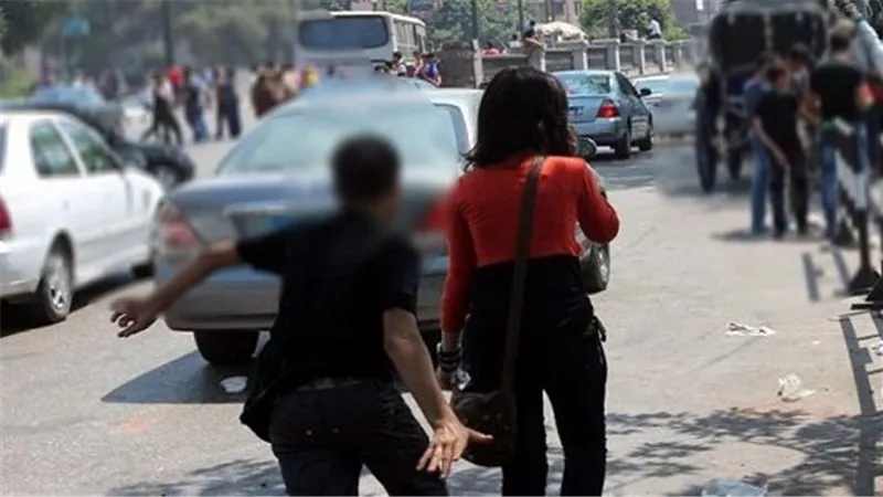 لامس مناطق حساسة.. قرار جديد بشأن المتهم بفعل فاضح بعد الصلاة مع سيدتين بالجيزة 