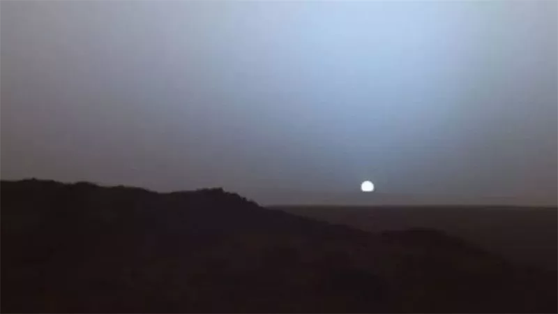ليست المرة الأولى.. اعرف سر ظهور الشمس باللون الأزرق | شاهد