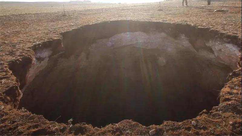 ما علاقتها بالزلزال؟.. حفرة هائلة في المغرب تثير الذعر 
