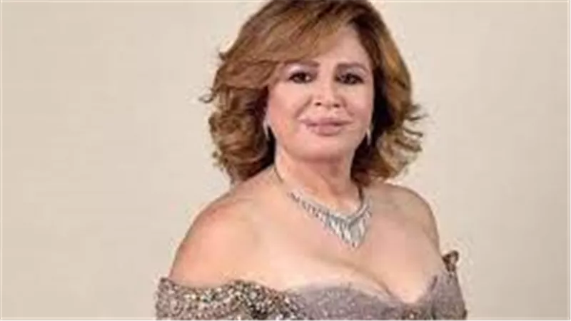 بفستان طاووس.. إلهام شاهين تثير الجدل بكواليس مسلسل الفريدو | شاهد