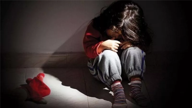 بلا قلب..أب يعذب طفلته حتى الموت في الطالبية