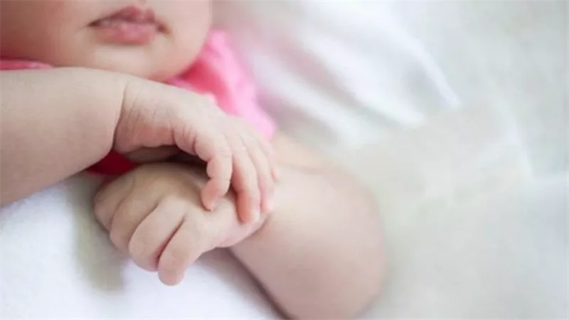 غطتهم بالبطانية وقعدت عليهم.. تفاصيل إنهاء عجوز الطالبية الأجنبية حياة حفيديها التوأم 