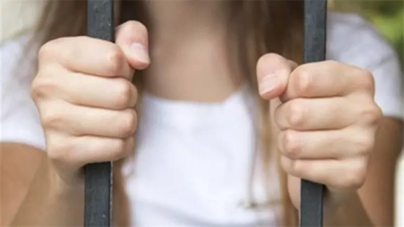 تحرش بها فمزقت جسده..قرار عاجل بشأن المتهمة بالاعتداء على شقيق زوجها في حلوان