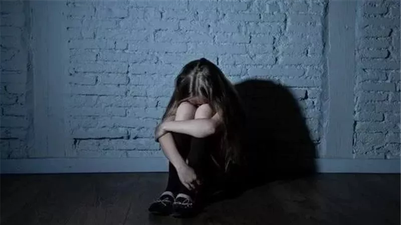 بحب أخوها أكتر منها.. اعترافات صادمة لأب أقام حفلة تعذيب لصغيرته بالطالبية 