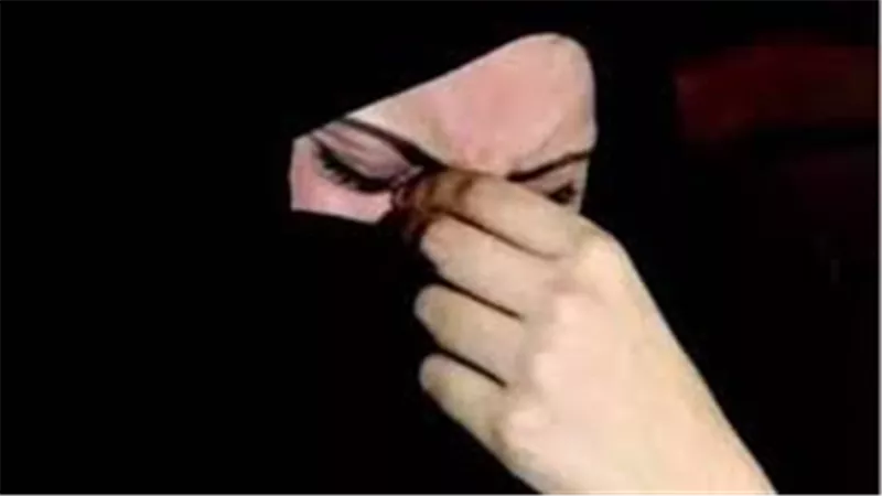 مشهد أكشن على طريق أكتوبر.. تفاصيل إلقاء فتاة بملابس ممزقة من سيارة مسرعة