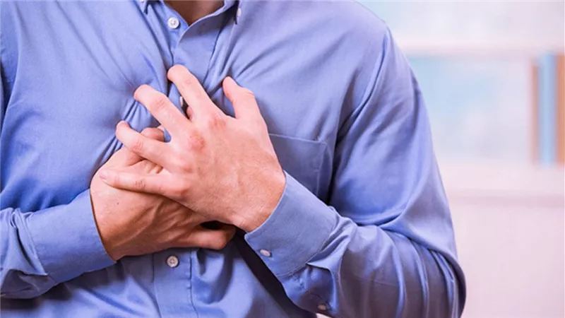 احذر..علامات إذا ظهرت على اليد تكشف الإصابة بذبحة صدرية 