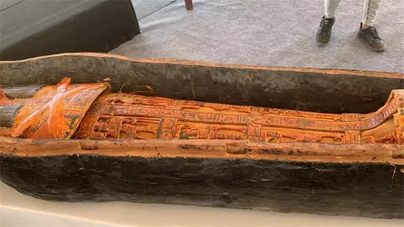 مقبرة كبار موظفي وكهنة الدولة الحديثة.. ماذا تعرف عن اكتشاف كنز المنيا الجديد؟