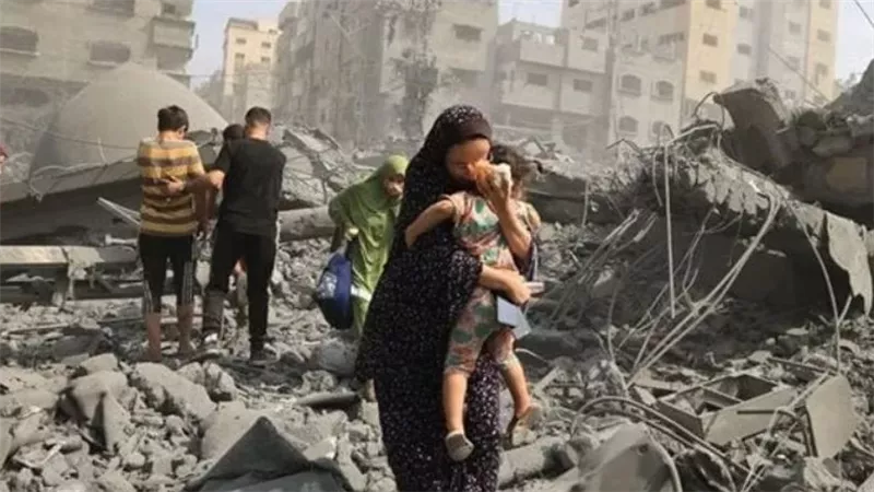 من ساحة خضراء آمنة لـ مقبرة جماعية.. مشاهد مأساوية قبل وبعد كارثة مستشفى المعمداني | شاهد 