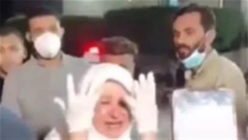 ما ملاحقين على الصغار.. فيديو يوثق انهيار طبيبة فلسطينية في غزة: الكل بيروح | شاهد