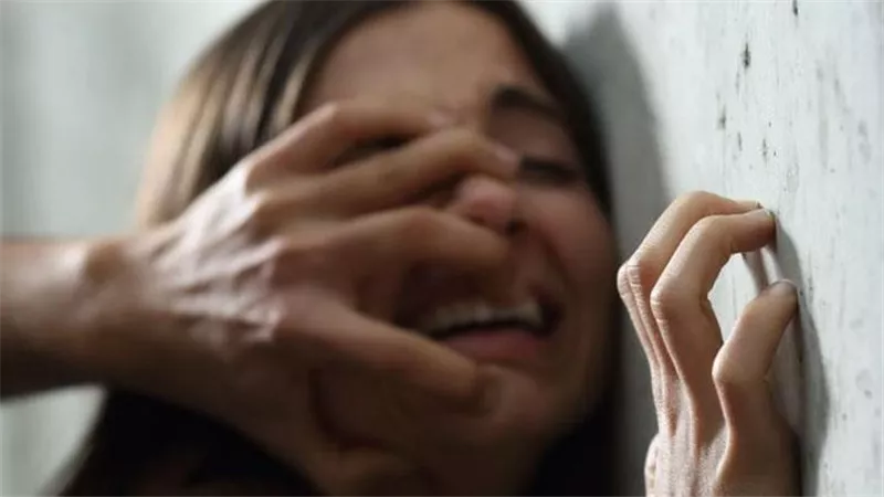 سادية على فراش الزوجية.. منة أمام محكمة الأسرة: عاشرني بالقوة حتى أجهضني 