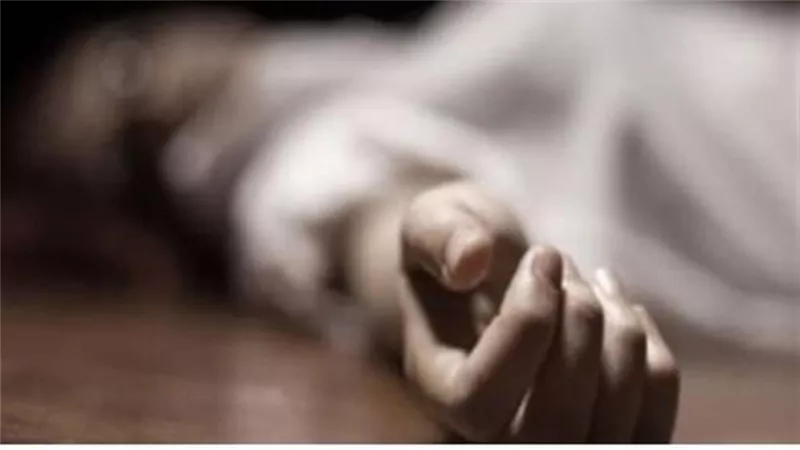 ملاية سرير وملابس ملطخة بالدماء.. سماح دافعت عن بناتها فهشم زوجها رأسها بفأس